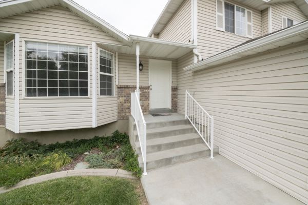 Cost of White Vinyl Siding Replacement in Dallas